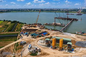 Công trường thi công cầu Ngọc Hồi. (Ảnh: HÙNG THÁI)