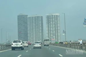 Dự báo có khu vực Hà Nội có mưa vài nơi, sáng sớm có sương mù nhẹ rải rác, trưa chiều giảm mây trời nắng. (Ảnh: Đ.T)