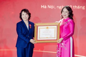 Phó Chủ tịch nước Võ Thị Ánh Xuân trao Huân chương Lao động hạng Nhì cho bà Nguyễn Thị Mai Phương - Chủ tịch HĐQT Tập đoàn Tân Á Đại Thành.
