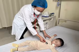 Bệnh nhi 14 tháng tuổi, sốt cao, ho, khò khè, chảy mũi, mụn nước nổi quanh miệng do cúm A kèm bệnh chân tay miệng điều trị tại Bệnh viện đa khoa Tâm Anh Hà Nội.