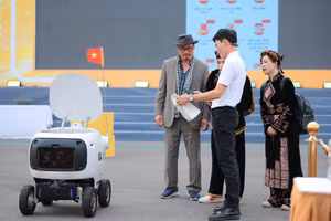Trình diễn robot tại Diễn đàn quốc gia về phát triển doanh nghiệp công nghệ Việt Nam năm 2025.