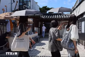 Người dân di chuyển dưới trời nắng nóng tại Seoul, Hàn Quốc. Ảnh: Yonhap/TTXVN