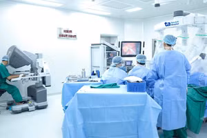 Bác sĩ thực hiện phẫu thuật nhờ sự hỗ trợ của hệ thống robot phẫu thuật Da Vinci Xi.