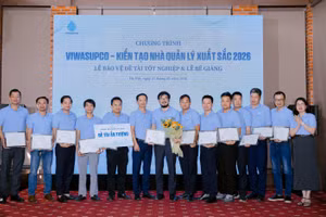 Ông Lê Văn Thăng – Chủ tịch HĐQT VIWASUPCO (đứng thứ 6 từ trái sang) ghi nhận nhóm học viên có đề tài ấn tượng sau chương trình.