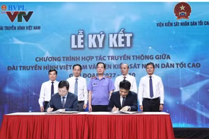 Đồng chí Nguyễn Huy Tiến, Viện trưởng VKSND tối cao và đồng chí Nguyễn Thanh Lâm, Tổng Giám đốc Đài THVN ký Chương trình hợp tác truyền thông giai đoạn 2027-2030.