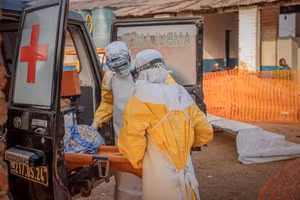 Các nhân viên y tế đưa một bệnh nhân Ebola đến trung tâm điều trị Ebola ở Mongbwalu, tỉnh Ituri, Congo. (Ảnh: Tân Hoa xã)