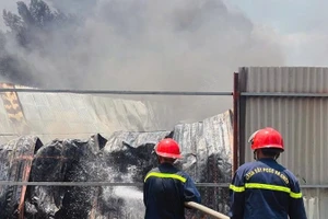 Lực lượng chức năng tiến hành dập lửa.