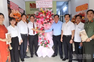 Đồng chí Võ Tấn Đức, Phó Bí thư Tỉnh ủy, Chủ tịch Ủy ban nhân dân tỉnh Đồng Nai tặng lẵng hoa chúc mừng Văn phòng đại diện Báo Nhân Dân tại Đồng Nai.
