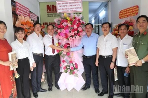Đồng chí Võ Tấn Đức, Phó Bí thư Tỉnh ủy, Chủ tịch Ủy ban nhân dân tỉnh Đồng Nai tặng lẵng hoa chúc mừng Văn phòng đại diện Báo Nhân Dân tại Đồng Nai.