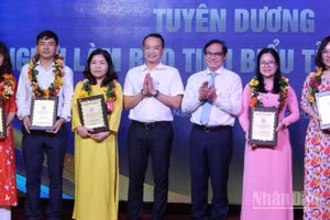 Phó Chủ tịch Ủy ban nhân dân tỉnh Đồng Nai Nguyễn Sơn Hùng và Phó Vụ trưởng, Phó trưởng Cơ quan đại diện Báo Nhân Dân tại khu vực miền nam An Văn Quang trao tặng danh hiệu nhà báo tiêu biểu tỉnh Đồng Nai.