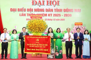 Lãnh đạo tỉnh Đồng Nai trao bức trướng của Ban Chấp hành Đảng bộ tỉnh tặng Đại hội đại biểu Hội Nông dân tỉnh lần thứ I, nhiệm kỳ 2025-2030.