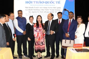 Các đại biểu Việt Nam và quốc tế tham dự hội thảo.