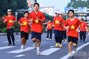 Các bạn trẻ tham gia hoạt động "Cùng Việt Nam tiến bước" trên đường Nguyễn Ái Quốc, phường Tân Triều, tỉnh Đồng Nai.