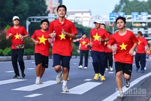 Các bạn trẻ tham gia hoạt động "Cùng Việt Nam tiến bước" trên đường Nguyễn Ái Quốc, phường Tân Triều, tỉnh Đồng Nai.