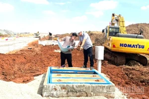 Kỹ sư, nhân viên Công ty cổ phần Cấp nước Đồng Nai kiểm tra hạng mục cuối cùng đồng hồ tổng để cấp nước cho sân bay quốc tế Long Thành trong ngày 18/12.