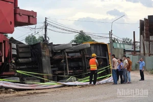 Lực lượng chức năng khám nghiệm hiện trường, điều tra làm rõ nguyên nhân sự cố.