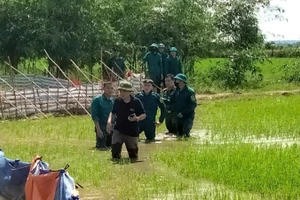 Lãnh đạo xã Phú Hòa cùng lực lượng chức năng hỗ trợ người dân đắp bờ bao chống ngập diện tích lúa do nước sông La Ngà dâng cao vào tháng 11.