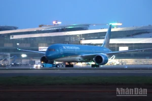 Khoảng 18 giờ, chuyến bay mang số hiệu VN5002 cất cánh thành công từ sân bay Long Thành.