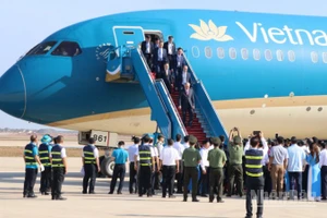 Phó Thủ tướng Thường trực Chính phủ Nguyễn Hòa Bình cùng các đại biểu xuống máy bay tại sân bay Long Thành.