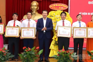 Đồng chí Vũ Hồng Văn, Bí thư Tỉnh ủy, Trưởng Đoàn đại biểu Quốc hội tỉnh Đồng Nai trao khen thưởng cho đại diện các tập thể có thành tích xuất sắc.