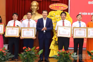 Đồng chí Vũ Hồng Văn, Bí thư Tỉnh ủy, Trưởng Đoàn đại biểu Quốc hội tỉnh Đồng Nai trao khen thưởng cho đại diện các tập thể có thành tích xuất sắc.