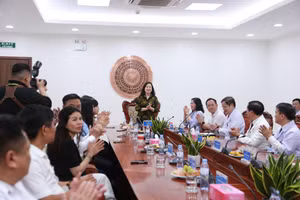 Bộ trưởng Y tế Đào Hồng Lan ghi nhận và đánh giá cao sự nỗ lực của tập thể Bệnh viện Ung bướu Nghệ An.