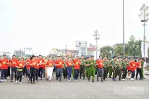 Các đại biểu, vận động viên ở Nghệ An chạy hưởng ứng Ngày chạy vì sức khỏe toàn dân.