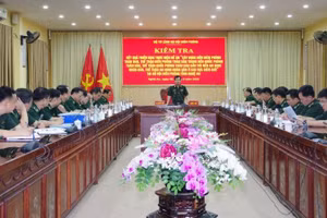 Thiếu tướng Vũ Quốc Ân, Phó Chính ủy Bộ đội Biên phòng chủ trì kiểm tra tại Ban Chỉ huy Bộ đội Biên phòng tỉnh.