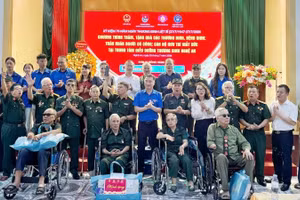 Đồng chí Nguyễn Tường Lâm và đại diện lãnh đạo tỉnh Nghệ An giao lưu với các thương binh, bệnh binh đang được chăm sóc tại Trung tâm Điều dưỡng thương binh Nghệ An.