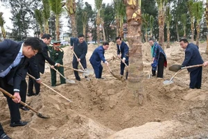 Các đồng chí lãnh đạo tỉnh Nghệ An, Quân khu 4, các sở, ngành, đoàn thể, địa phương trồng cây xanh tại bãi biển Cửa Lò.