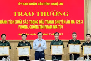 Chủ tịch Ủy ban nhân dân tỉnh Nghệ An trao thưởng cho các cá nhân có thành tích xuất sắc trong đấu tranh chuyên án NA 126.3.