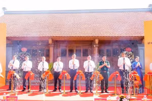 Các đồng chí lãnh đạo, nguyên lãnh đạo Đảng, Nhà nước, Quân khu 4, tỉnh Nghệ An cắt băng khánh thành Dự án tu bổ, tôn tạo Di tích nhà thờ và mộ đồng chí Hồ Tùng Mậu.