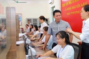 Cán bộ, công chức xã Hưng Nguyên Nam tiếp nhận thủ tục hành chính cho người dân tại Trung tâm phục vụ hành chính công.