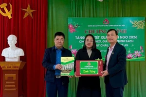 Đại diện Công đoàn Ngân hàng Chính sách xã hội Việt Nam trao tặng quà Tết cho người dân xã Quỳ Châu.