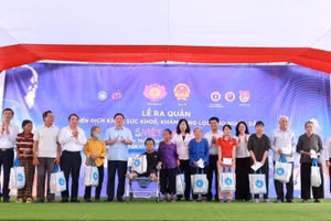 Bộ trưởng Y tế Đào Hồng Lan và Bí thư Tỉnh ủy Nghệ An Nguyễn Khắc Thận cùng các đồng chí lãnh đạo Bộ Y tế, tỉnh Nghệ An tặng quà cho các gia đình có hoàn cảnh khó khăn trên địa bàn tỉnh.