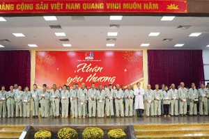 Lãnh đạo bệnh viện trao quà, hỗ trợ tới các bệnh nhân có hoàn cảnh khó khăn đang điều trị tại bệnh viện.