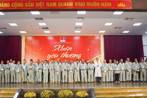 Lãnh đạo bệnh viện trao quà, hỗ trợ tới các bệnh nhân có hoàn cảnh khó khăn đang điều trị tại bệnh viện.
