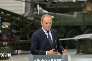 Thủ tướng Ba Lan Donald Tusk phát biểu tại Kobylka, gần Warsaw, Ba Lan. (Nguồn: PAP/TTXVN)