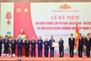 Phó Chủ tịch Thường trực Quốc hội Đỗ Văn Chiến trao Huân chương Độc lập hạng Nhì cho Ủy ban Kinh tế và Tài chính của Quốc hội. (Ảnh: Minh Đức/TTXVN)