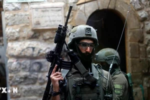 Lực lượng an ninh Israel gác tại Hebron, Bờ Tây. (Ảnh: THX/TTXVN)
