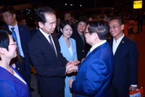 Lễ tiễn Thủ tướng Phạm Minh Chính kết thúc chuyến tham dự Hội nghị WEF 16 Thiên Tân và làm việc tại Trung Quốc. Ảnh: Dương Giang/TTXVN