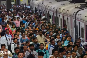 Người dân chen lấn chờ lên tàu hỏa tại nhà ga ở Mumbai, Ấn Độ. (Ảnh: AFP/TTXVN)