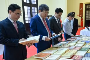 Các đại biểu tham quan khu trưng bày sách tại Đại hội đại biểu Đảng bộ các cơ quan Đảng Trung ương lần thứ I, nhiệm kỳ 2025-2030. (Ảnh: DUY LINH)