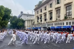 Người cao tuổi tham gia Ngày hội rèn luyện sức khỏe tại Hà Nội. (Ảnh: THÚY HÀ)