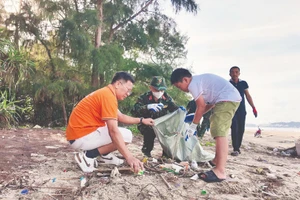 Người dân và cán bộ, chiến sĩ trên đảo Cô Tô (Quảng Ninh) tham gia dọn rác thải làm sạch bãi biển.