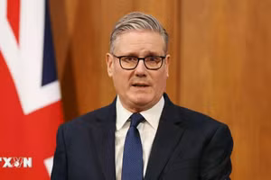 Thủ tướng Anh Keir Starmer phát biểu tại cuộc họp báo ở thủ đô London. (Ảnh: THX/TTXVN)