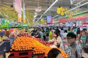 Người tiêu dùng mua sắm tại siêu thị GO!, Big C. (Ảnh: MINH TRANG)