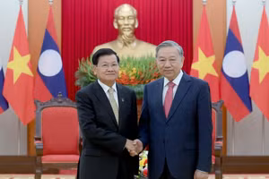 Tổng Bí thư Tô Lâm gặp Tổng Bí thư, Chủ tịch nước Lào Thongloun Sisoulith nhân dịp tham dự Lễ mở ký Công ước của Liên hợp quốc về chống tội phạm mạng, tại Thủ đô Hà Nội. (Ảnh: ĐĂNG KHOA).