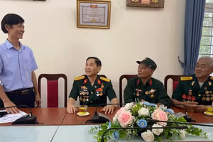 Giám đốc Trung tâm Bảo trợ xã hội nạn nhân chất độc da cam/dioxin Nguyễn Thăng Long gặp một số cựu chiến binh là nạn nhân chất độc da cam khi đến xông hơi giải độc.