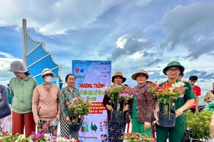 Ủy ban nhân dân phường Mũi Né tổ chức chương trình Đổi rác thải nhựa lấy cây hoa giấy năm 2025.